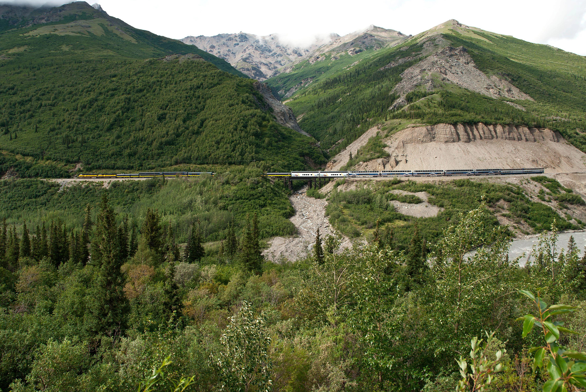 vista aérea de un tren en el Ferrocarril de Alaska