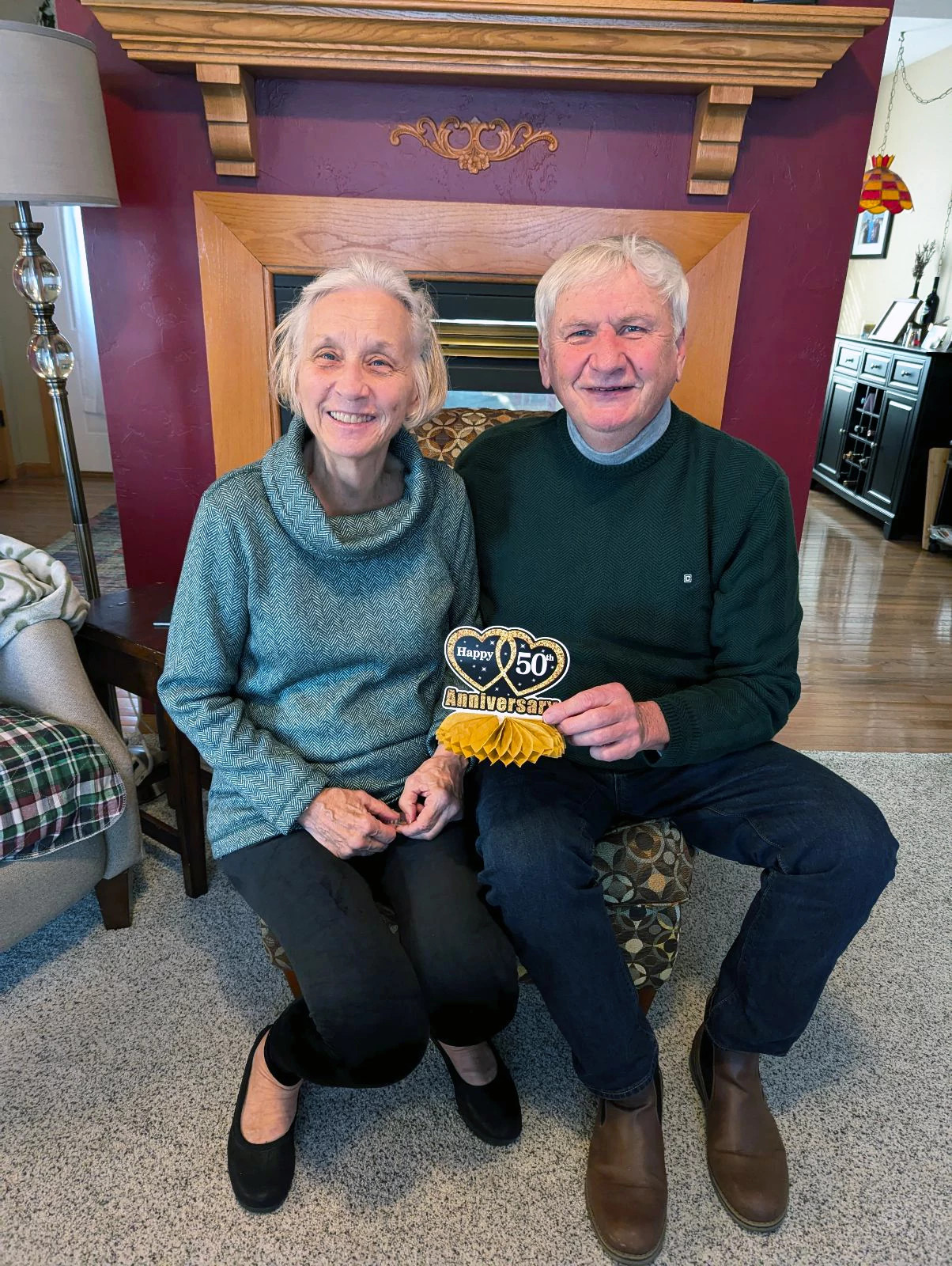 dos personas celebrando su aniversario de bodas.