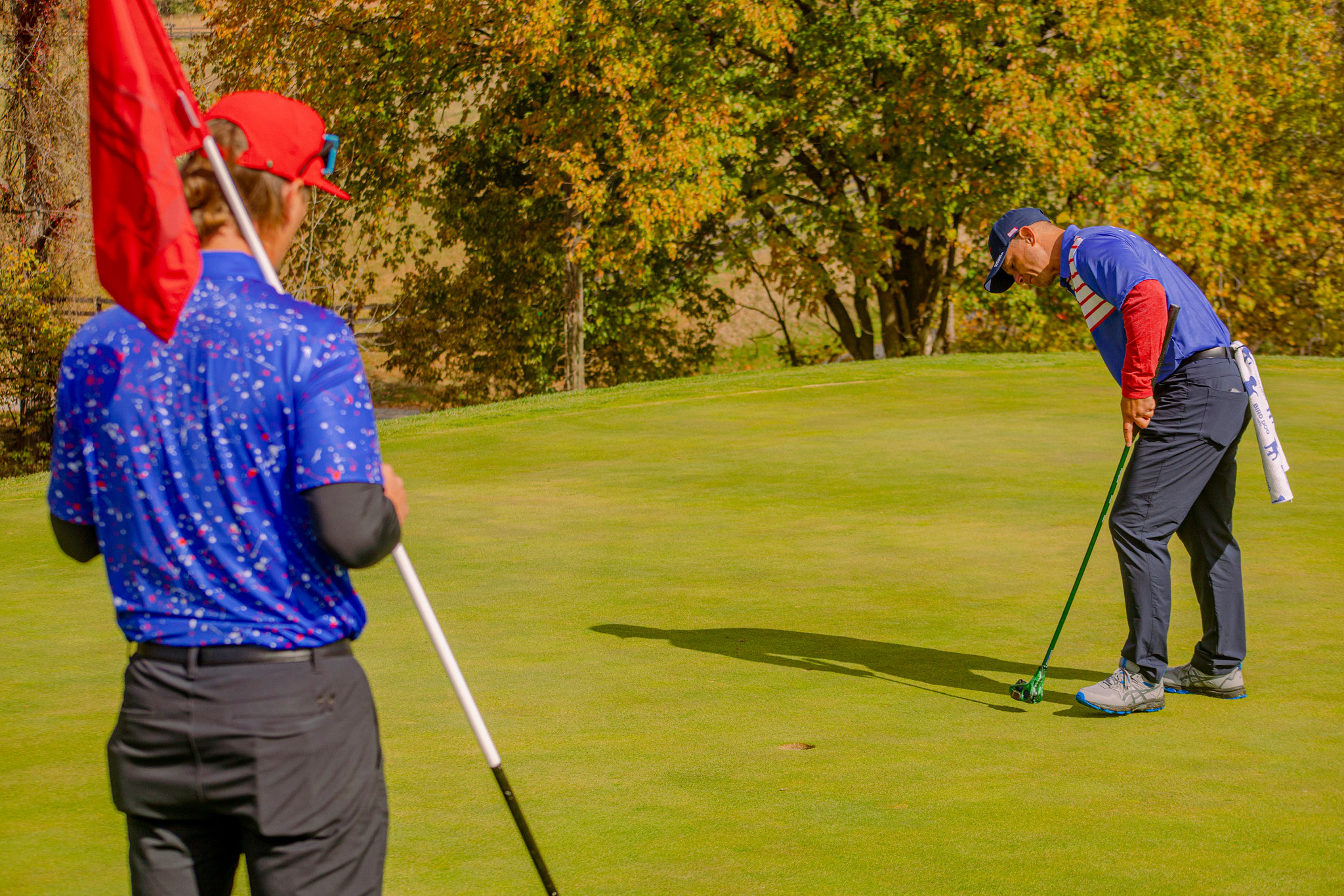 two people playing flinggolf