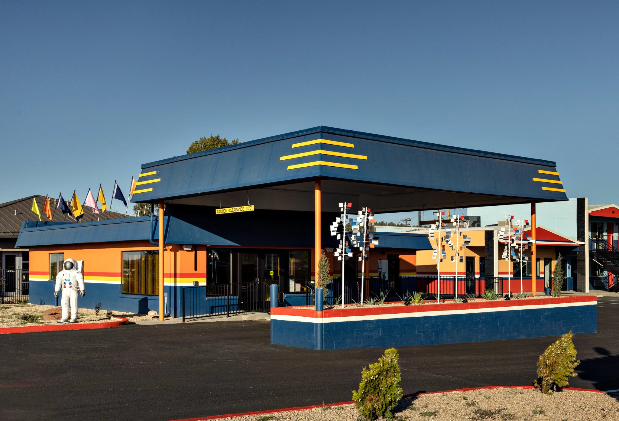 the exterior of the Americana Motor Hotel in Flagstaff, AZ