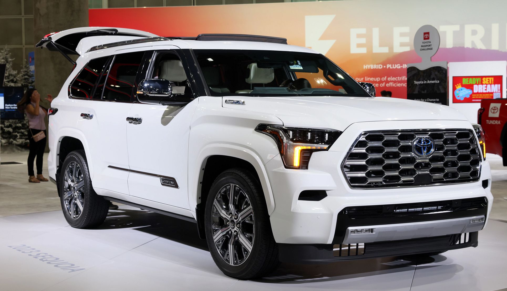 una sequoia blanca modelo 2023 es presentada en el salon de automoviles de los angeles