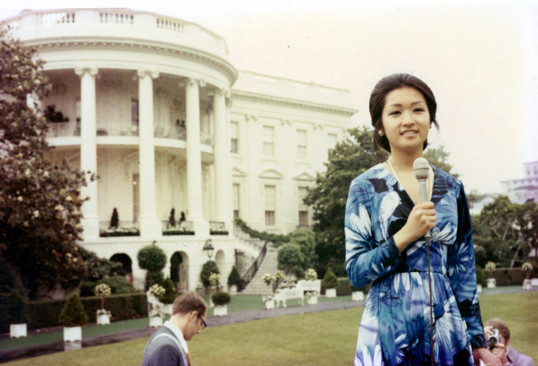 Connie Chung on the White House Lawn holding microphone