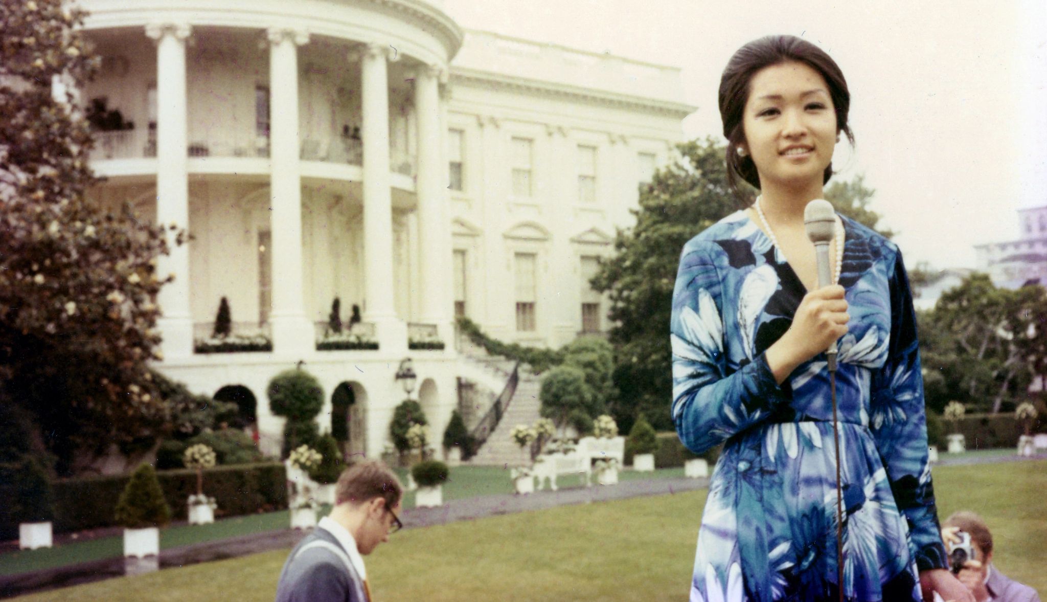 Connie Chung covered first daughter Tricia Nixon’s Rose Garden wedding Connie Chung on the White House Lawn holding microphone