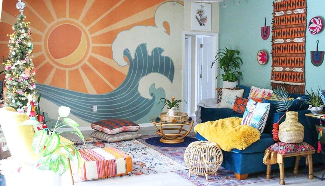 habitación con un mural temático de una ola y un sol