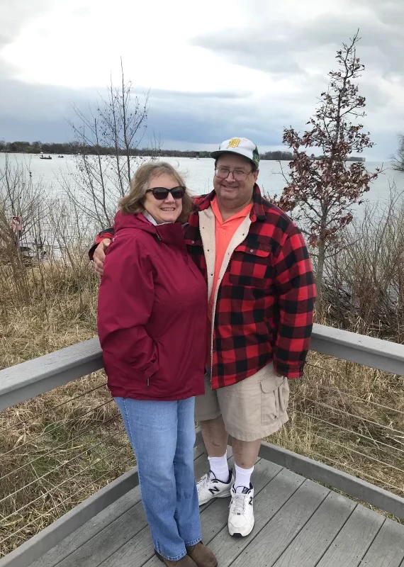 Cuidado postoperatorio tras cirugía de reemplazo de rodilla una pareja frente a un cuerpo de agua