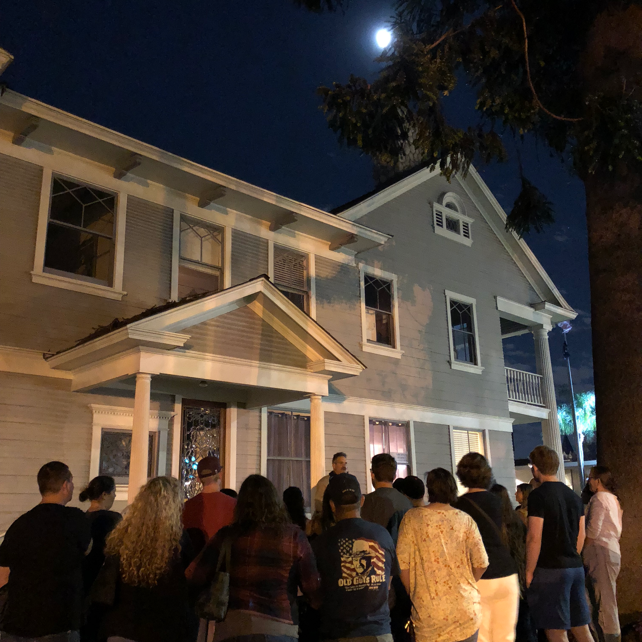 Personas participando del recorrido de Haunted Orange County