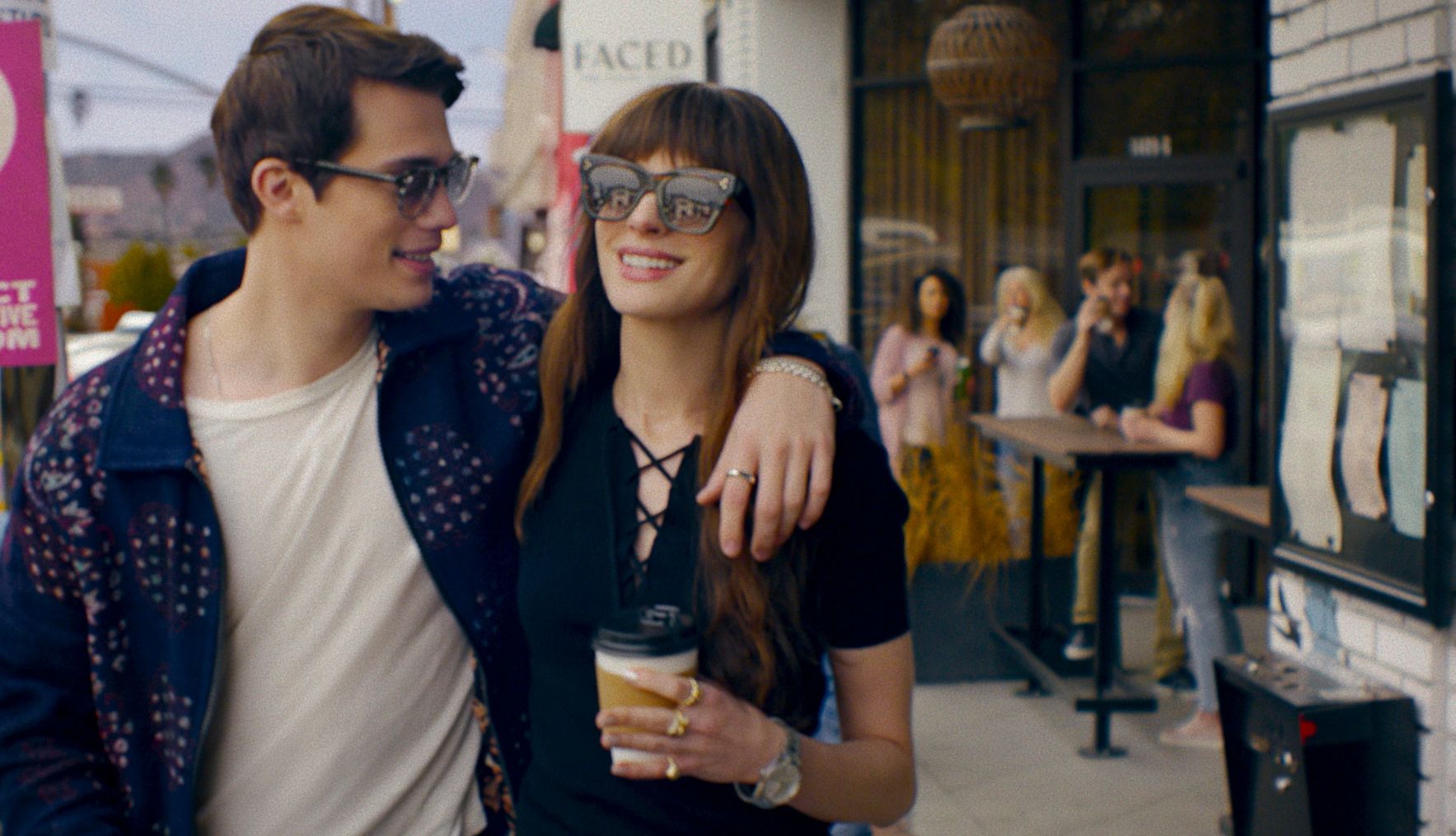 Anne Hathaway, a la derecha, y Nicholas Galitzine en "The Idea of You".