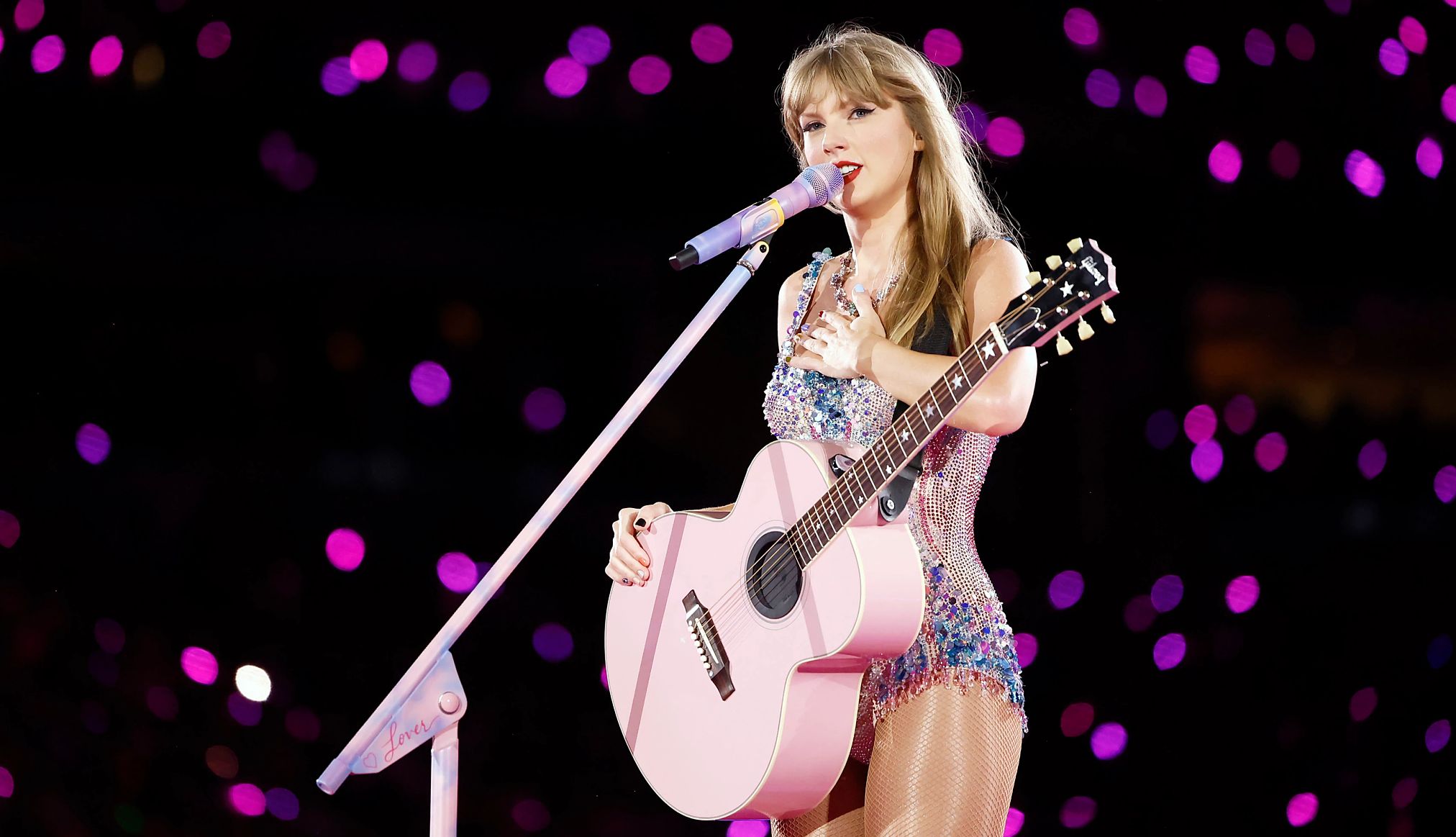 Taylor Swift performs