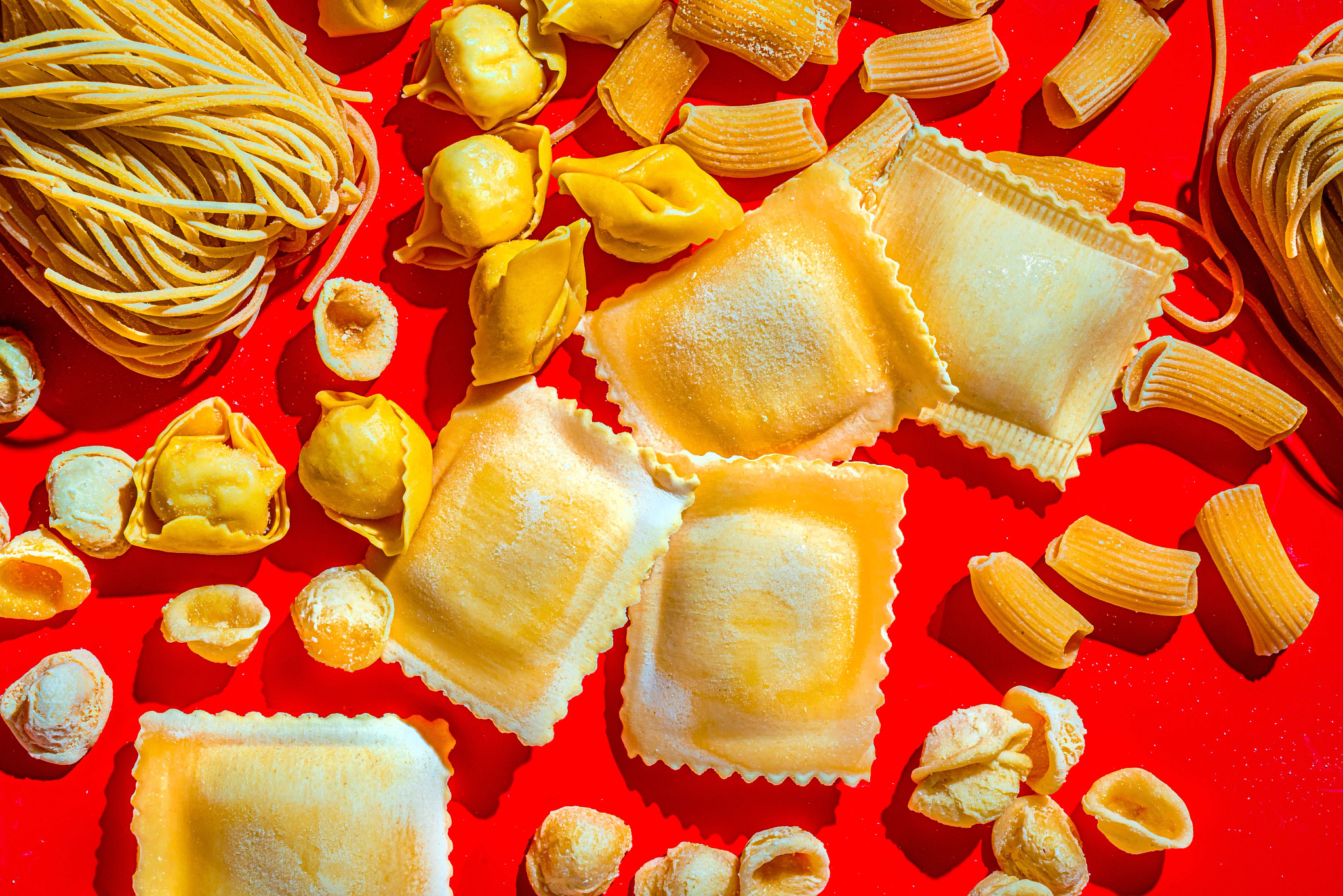 pasta variada sobre fondo rojo