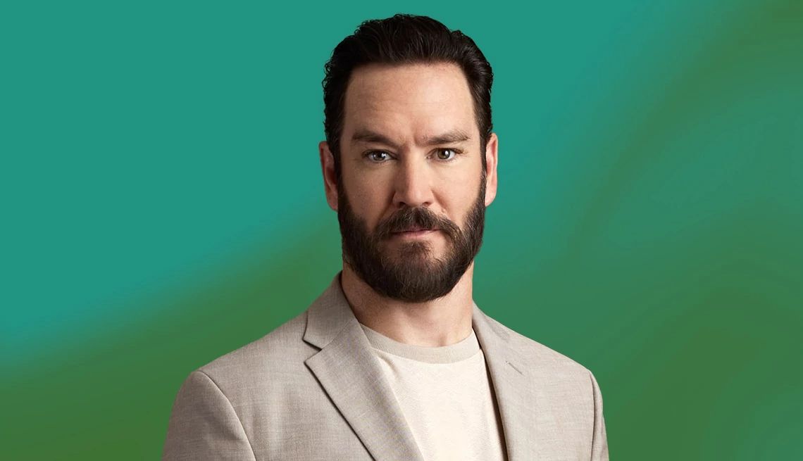 Mark-Paul Gosselaar interview Mark-Paul Gosselaar against green ombre background