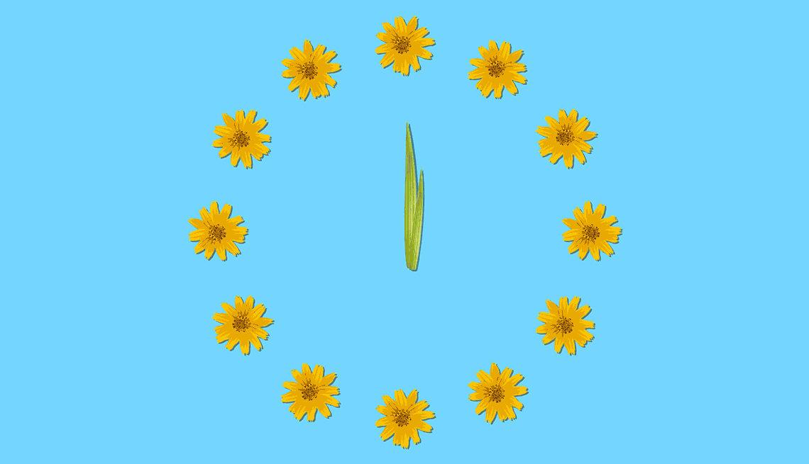 Reloj de flores amarillas sobre un fondo azul