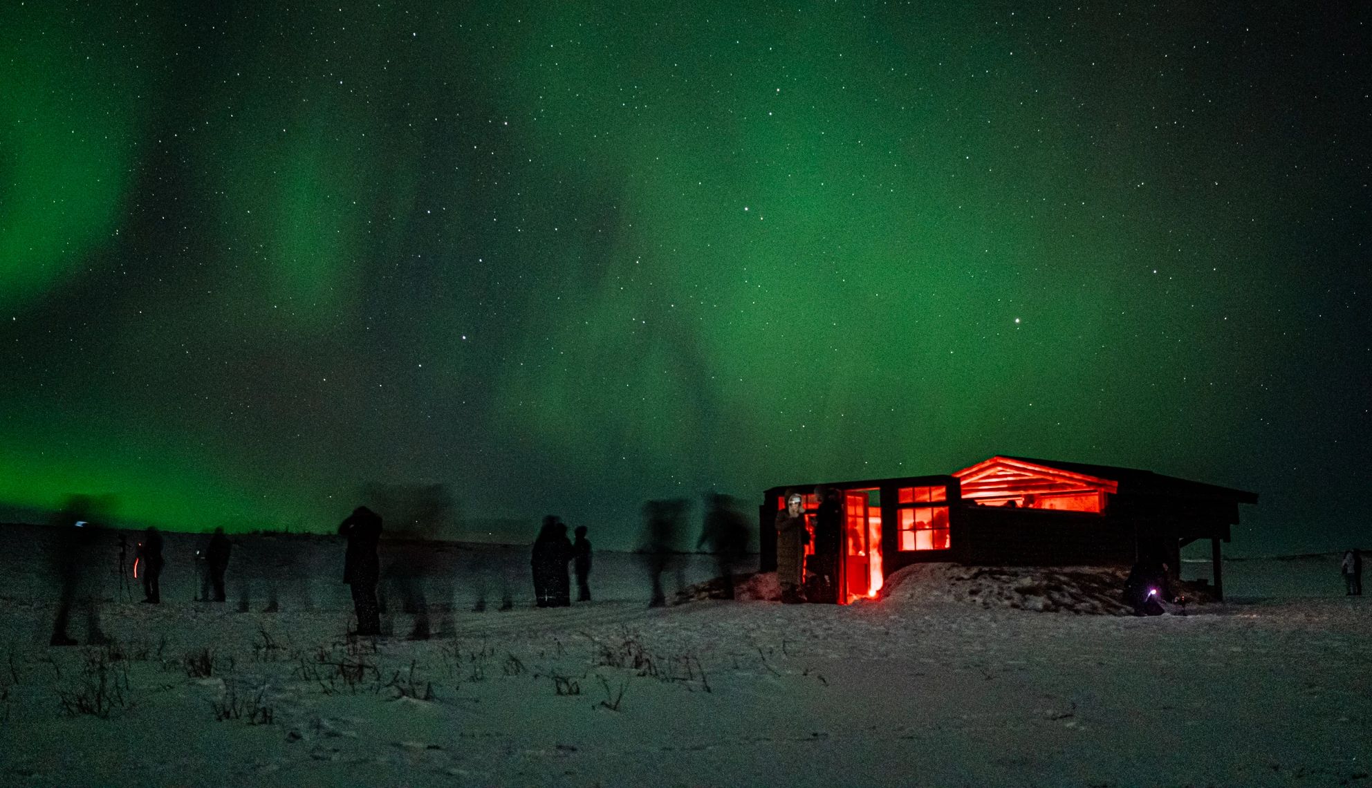 Personas observando las estrellas en Islandia