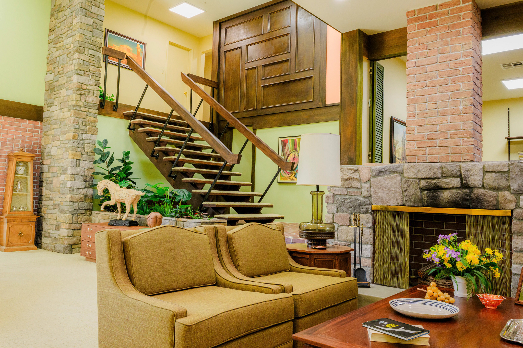 the interior of the brady bunch house