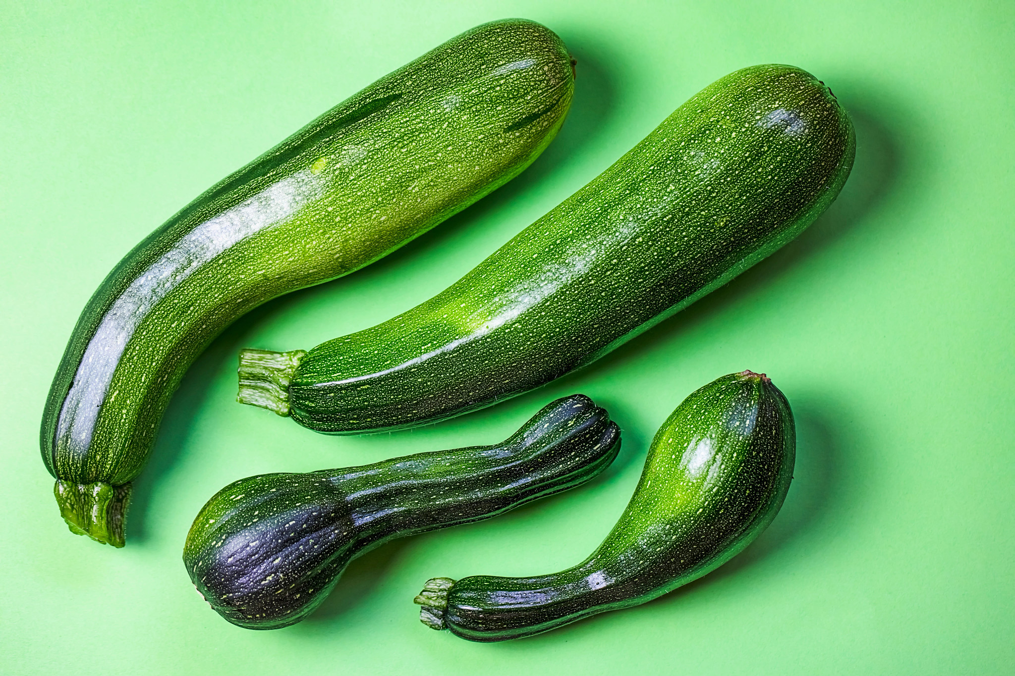 Calabacín sobre un fondo verde