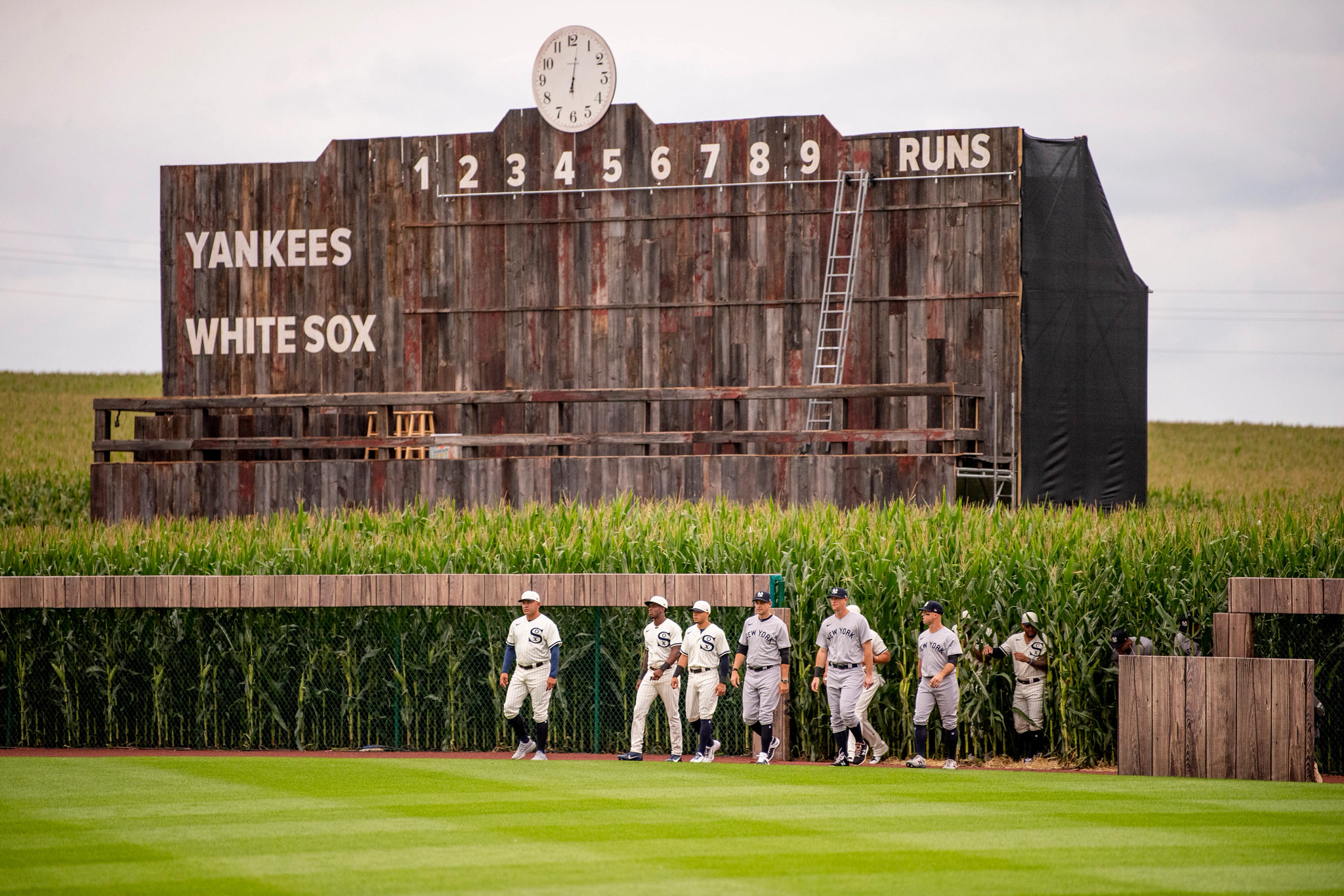 yankees and white sox players at iowa’s field of dreams