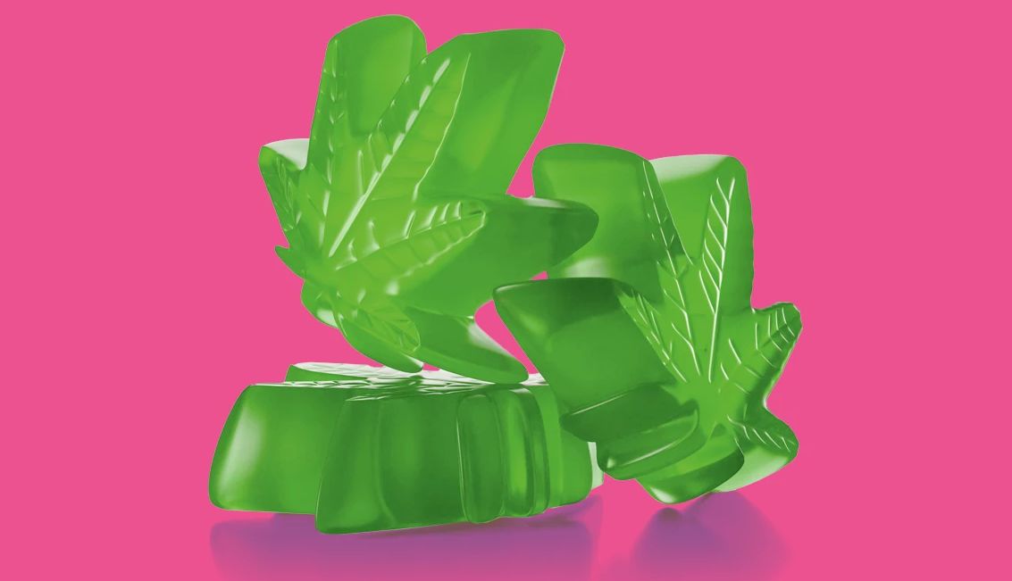 Tres gomitas comestibles para el dolor crónico gomitas con forma de hojas de marihuana sobre un fondo rosa brillante