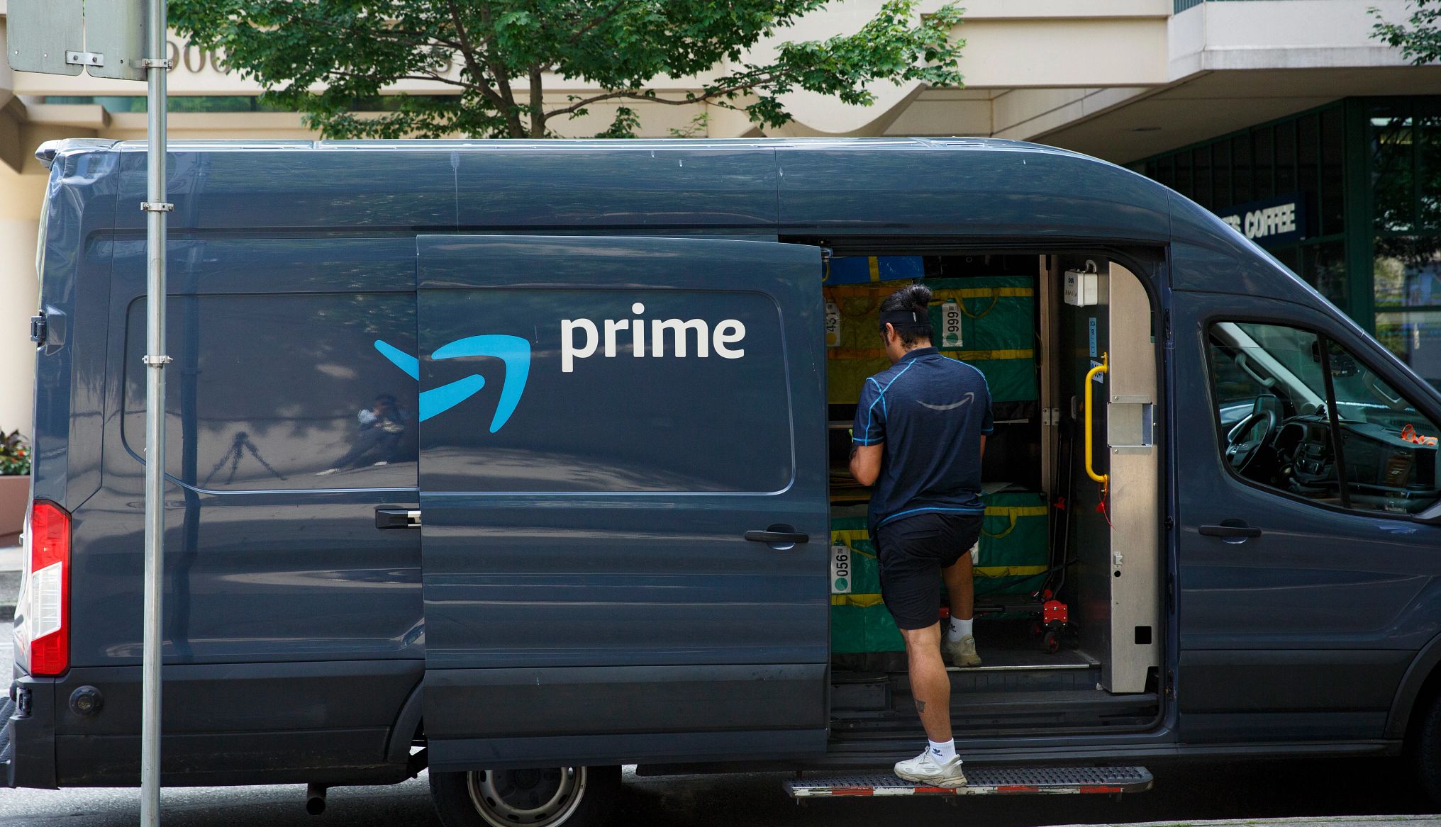 Amazon Prime Lawsuit Settlement an amazon prime delivery van