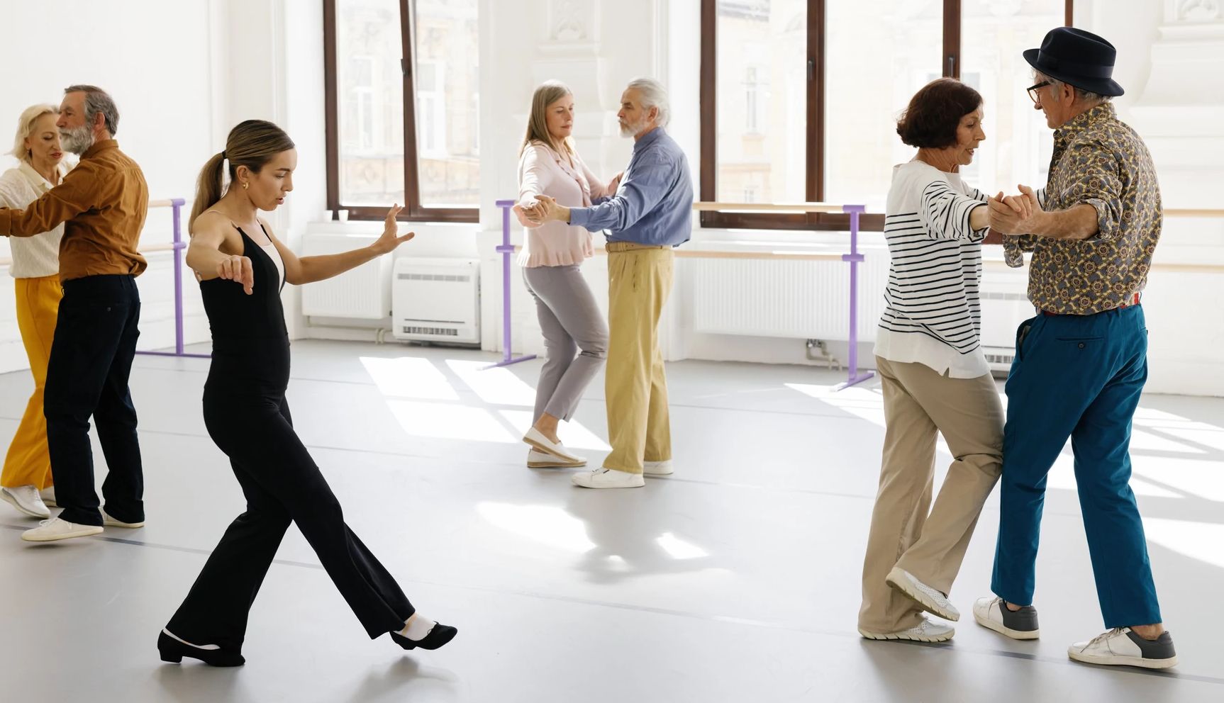 Cómo ayuda el ejercicio a personas con Parkinson Fotografía de personas participando en una clase de baile