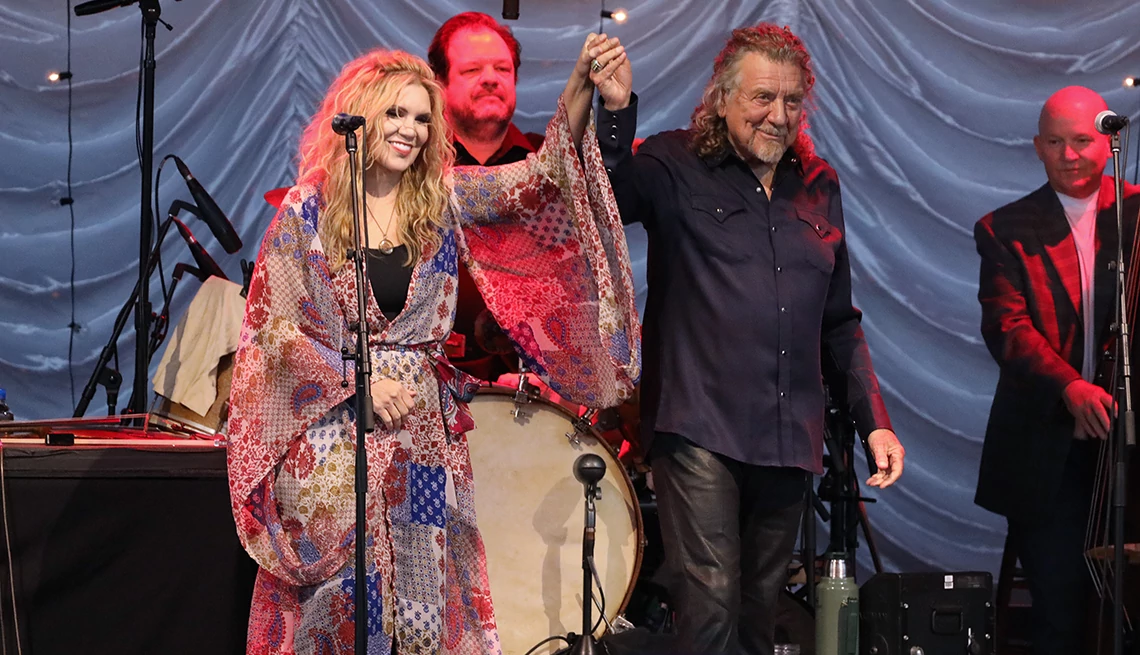 Alison Krauss (izquierda) y Robert Plant 