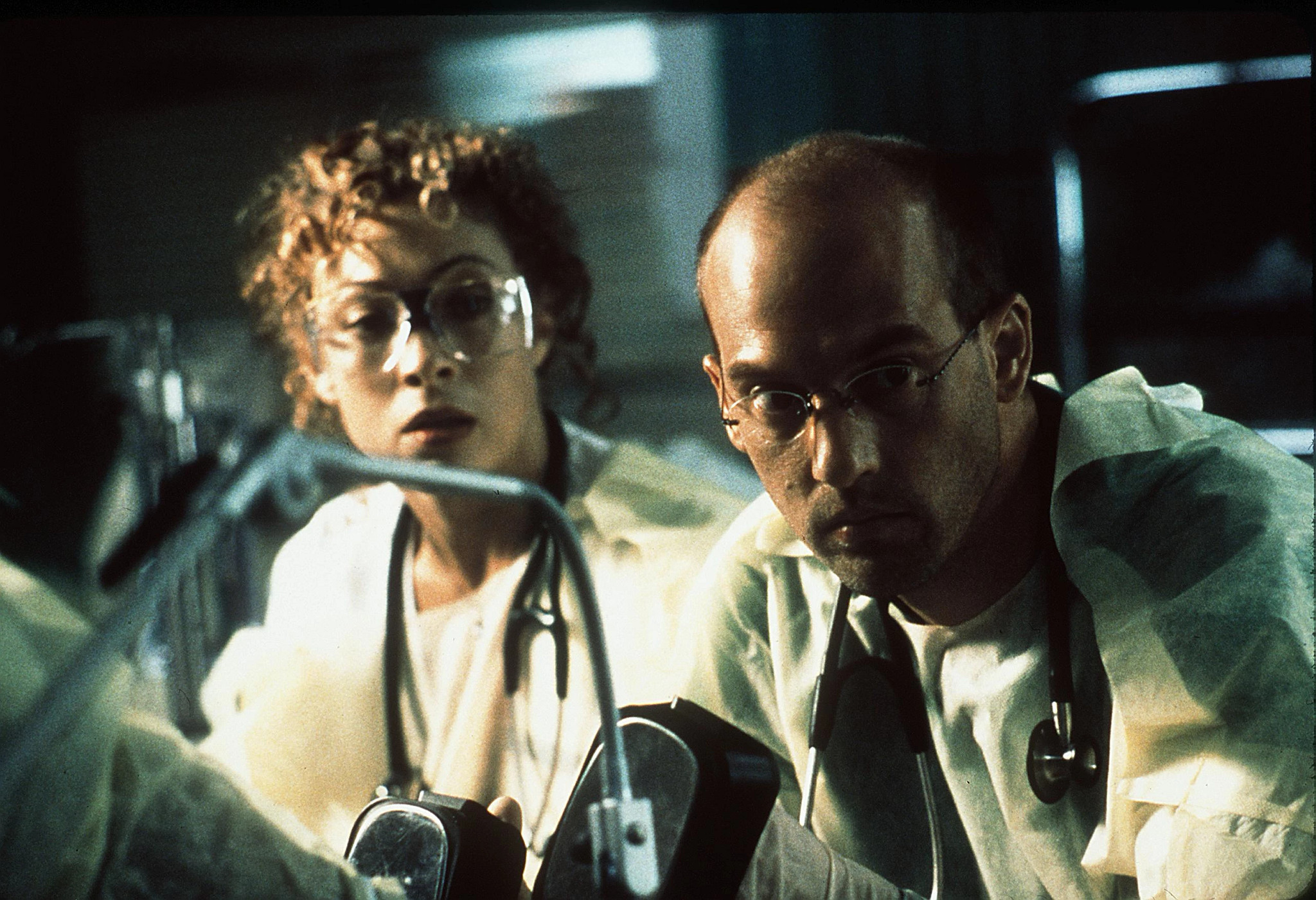 anthony edwards in a scene from an episode of e r