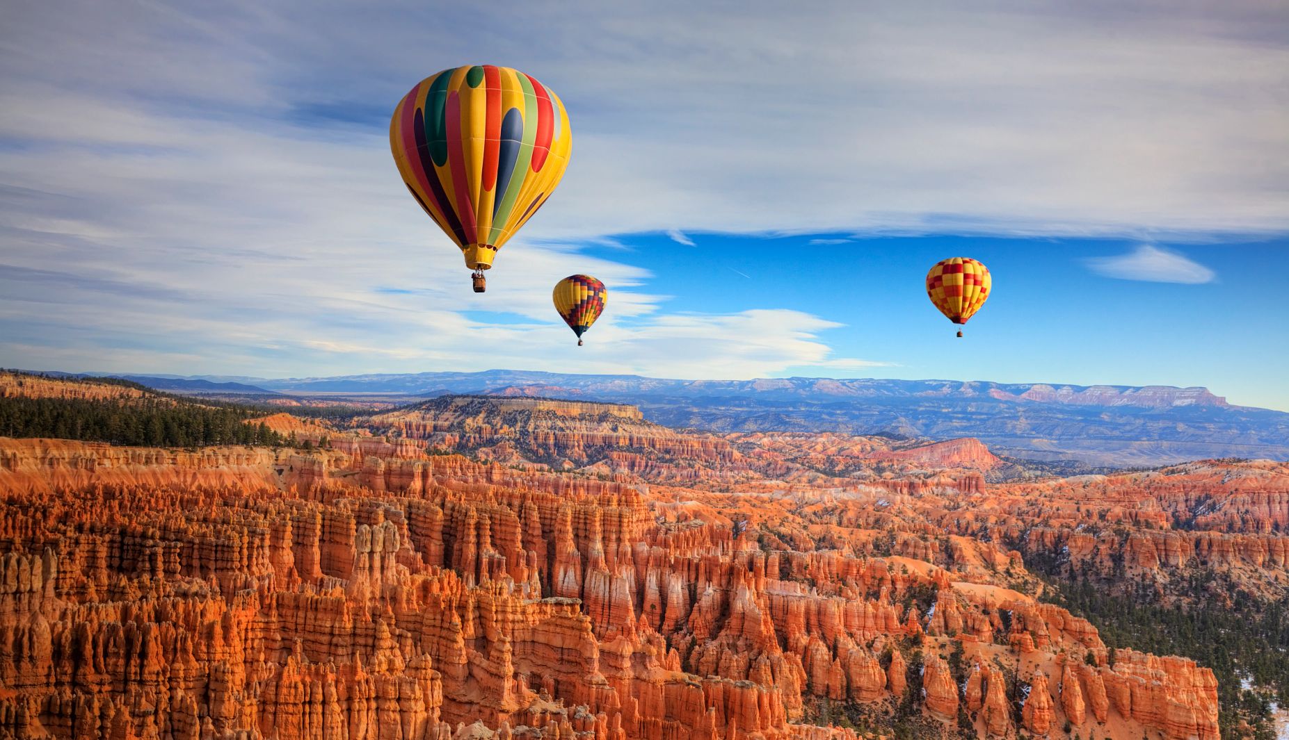 Bryce Canyon National Park in Utah Hot air balloons over Bryce Canyon's hoodoos