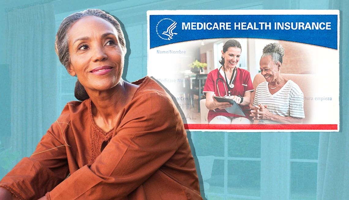 Una mujer sonreida y una tarjeta de Medicare con otra mujer que recibe ayuda de una enfermera