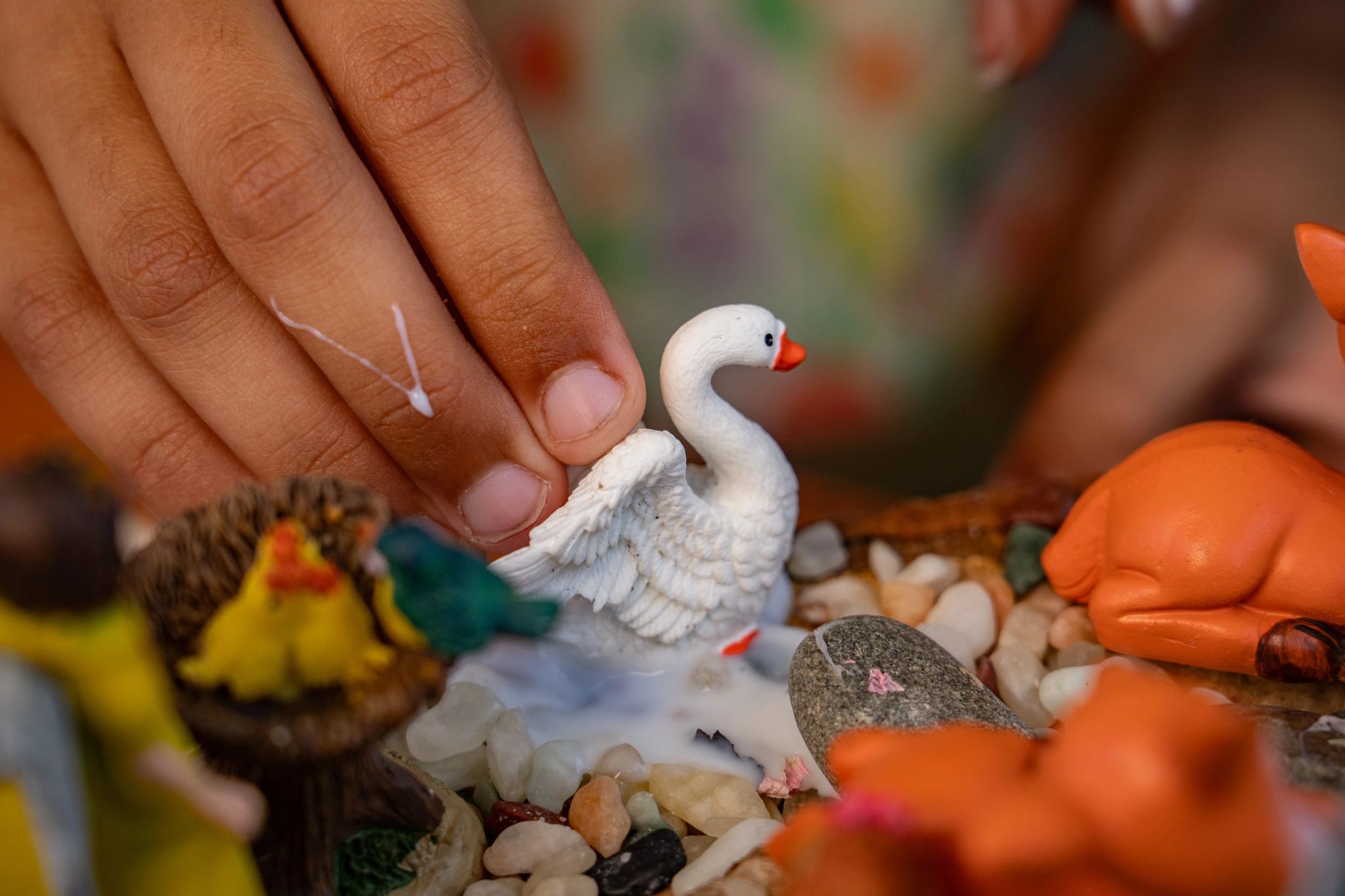 Cameron añade un cisne en miniatura a su jardín de hadas