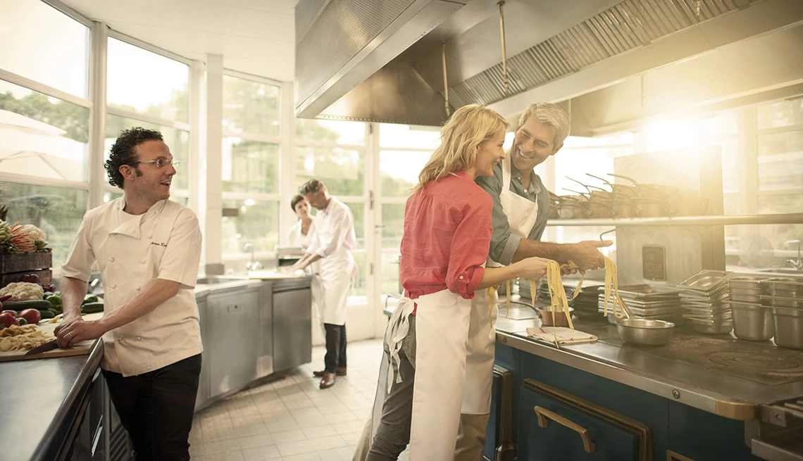 Una pareja tomando clases de cocina en un hotel