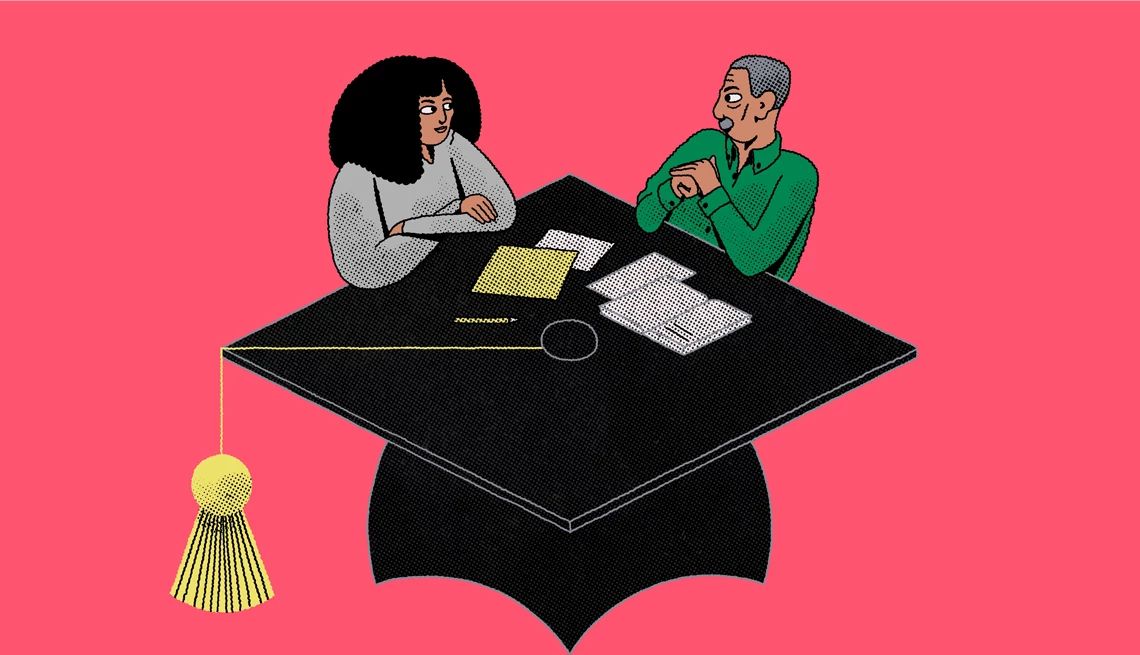 ilustración de una nieta y su abuelo sentados en una mesa con forma de birrete de graduación, mirando las solicitudes de universidad.