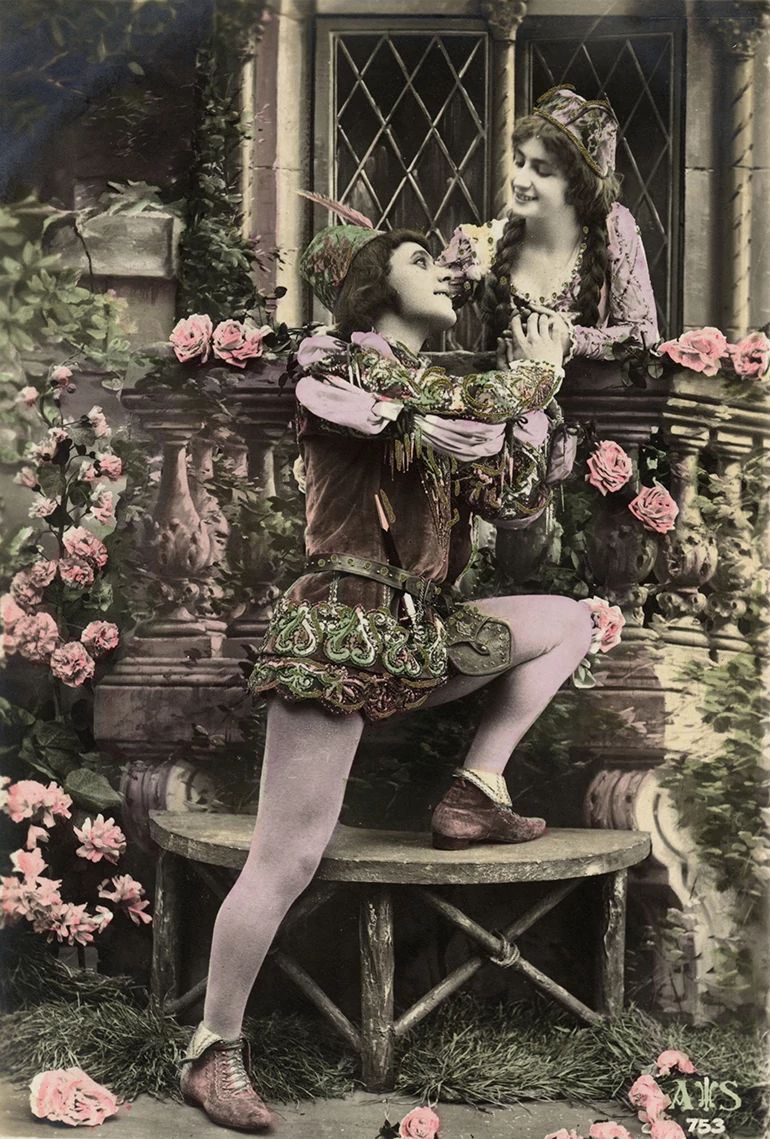 Romeo y Julieta se encuentran en un balcón durante una producción de 1910.