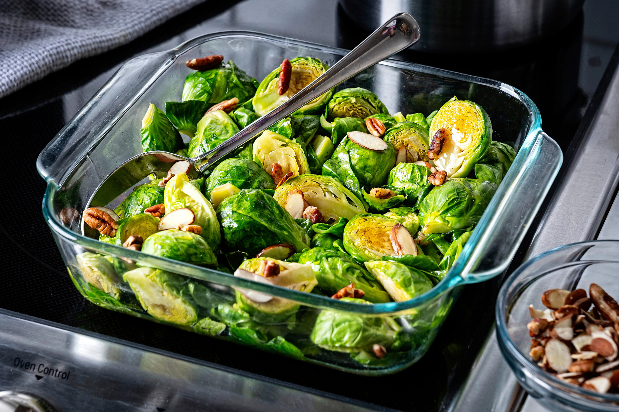 Coles de bruselas con nueces