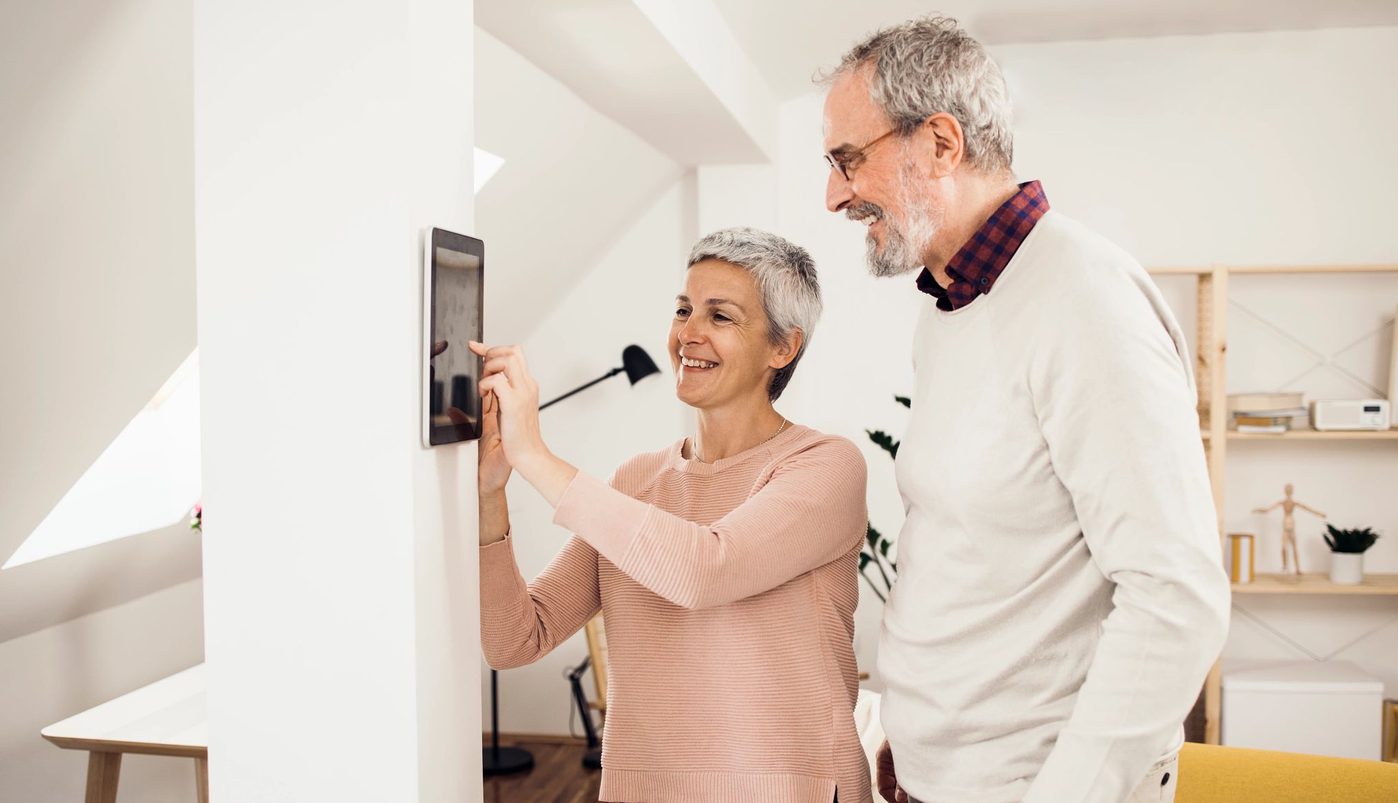 dos personas configurando un dispositivo en su hogar inteligente