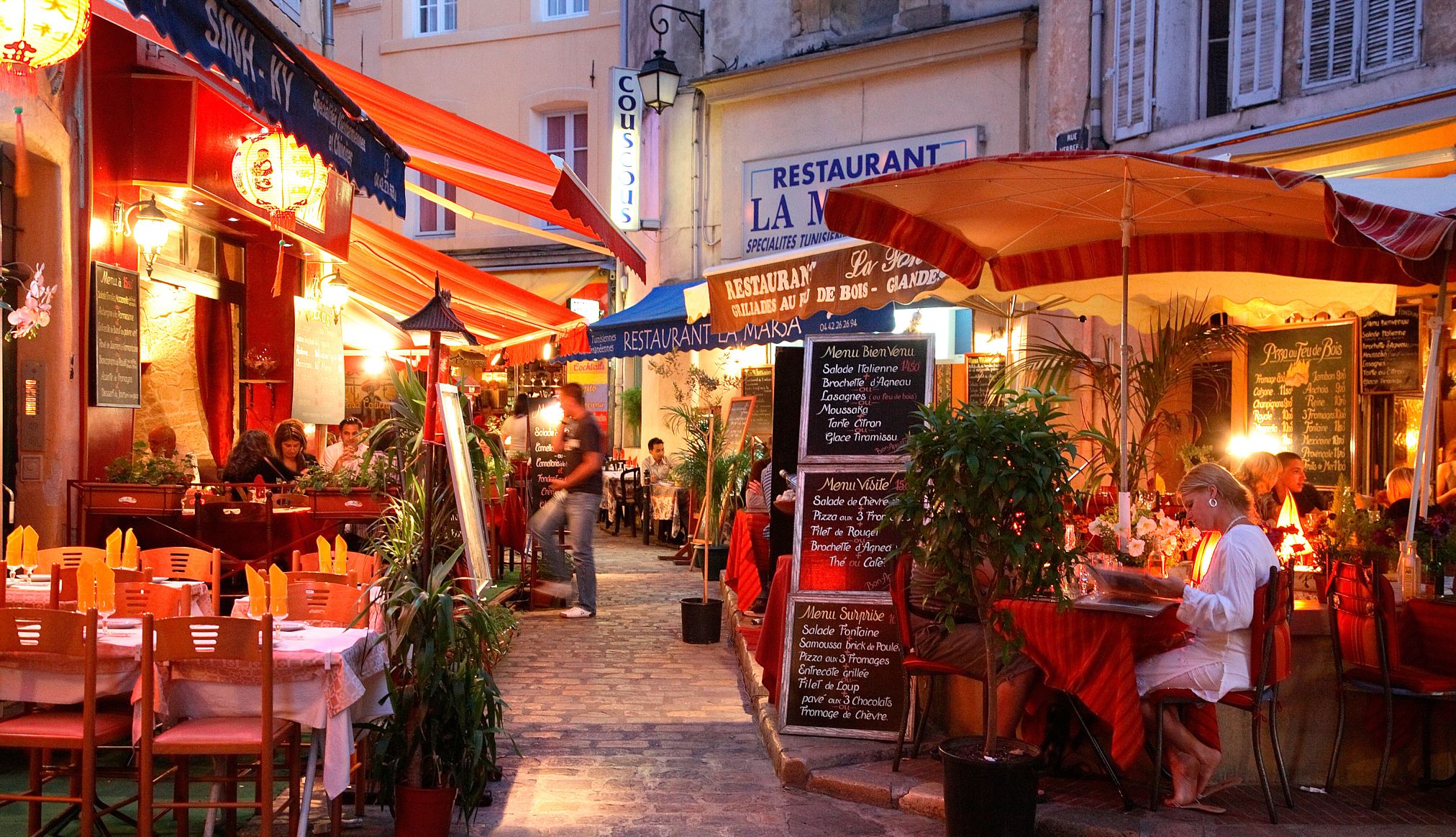 Mercados y restaurantes al aire libre en Aix-en-Provence, Francia.