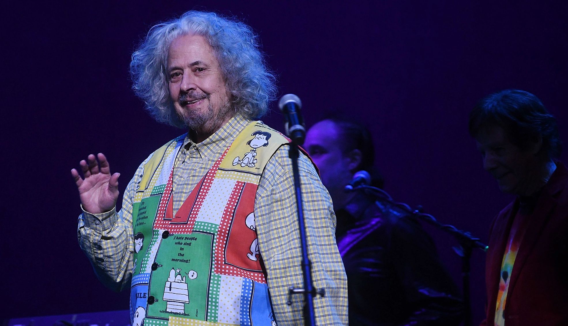 Mark Volman, a Co-Founder of the Turtles, Dies Mark volman waves to the crowd and smiles from the stage