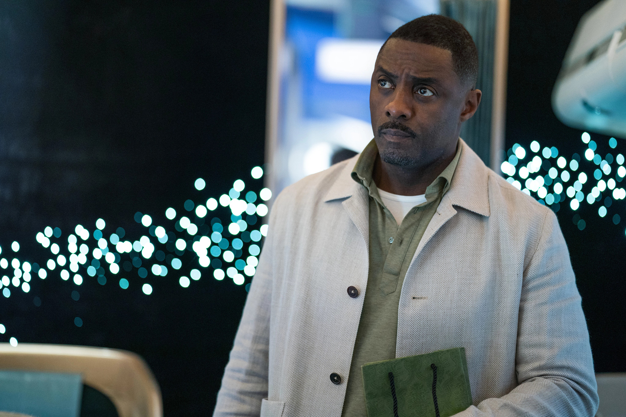 Idris Elba in the Apple TV plus series Hijack