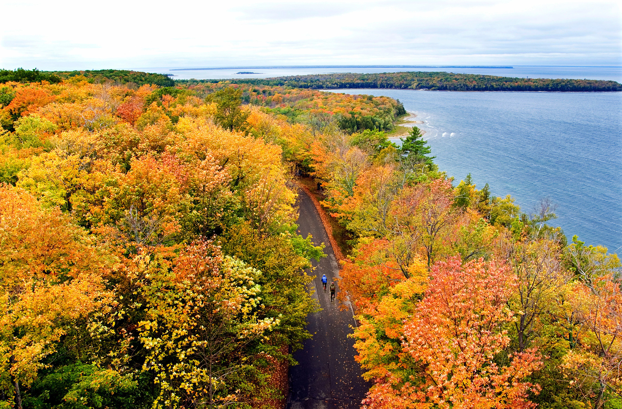 Otoño en el Parque Estatal Peninsula del condado de Door, Wisconsin