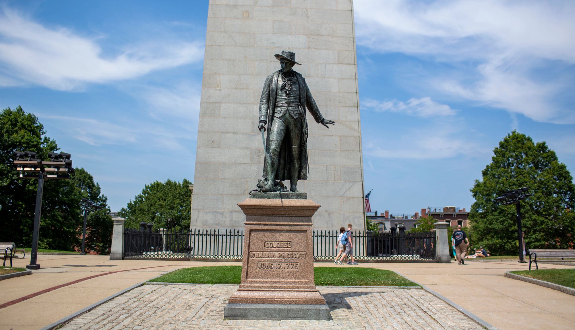 Vista de monumento y estatua de un coronel de la guerra de Independencia de EE. UU. en Boston.
