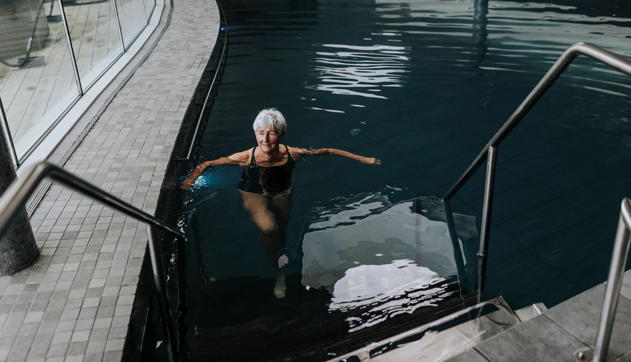 mujer chapoteando en una piscina en un spa