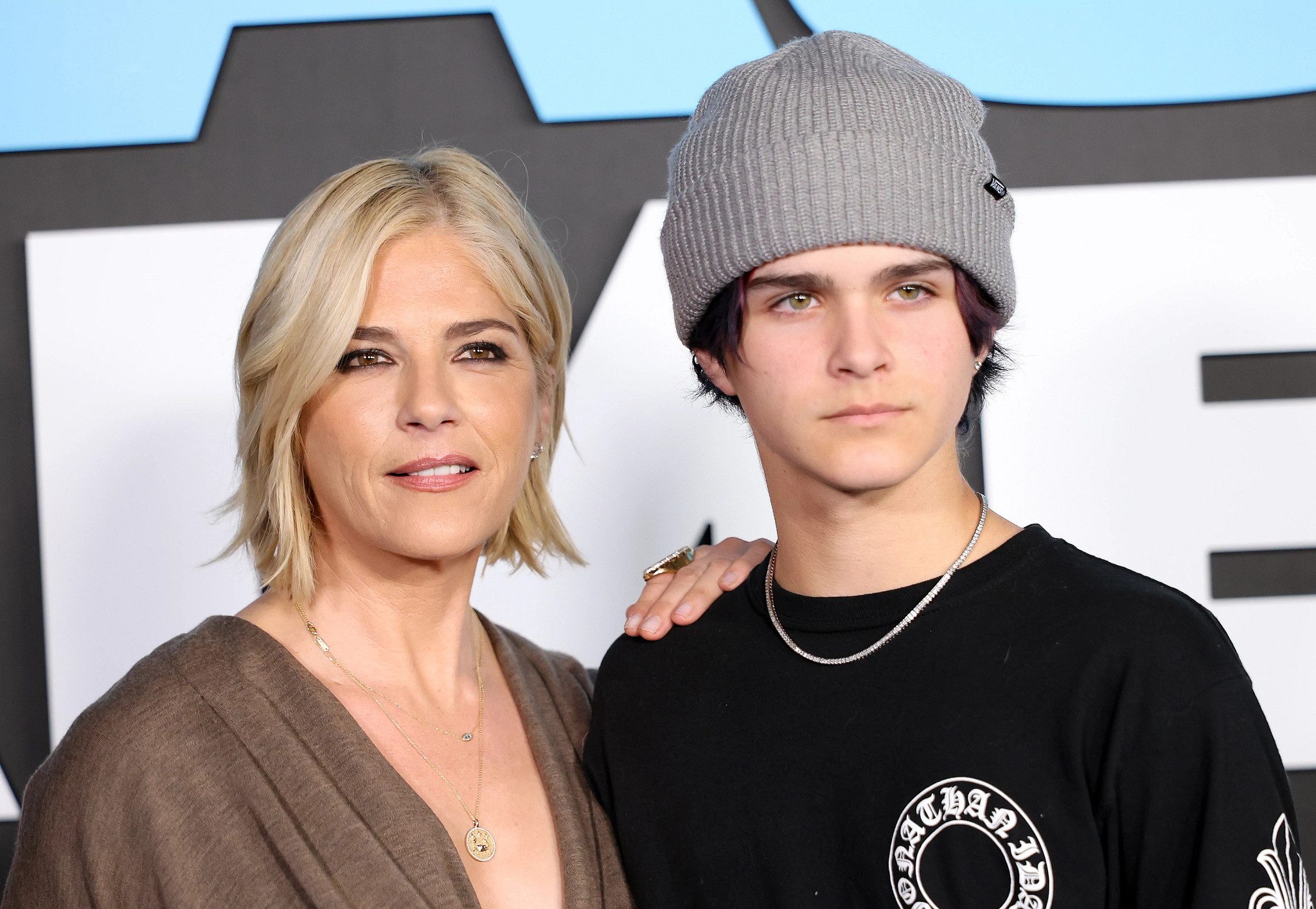 selma blair posing with her son arthur saint bleick, with her hand on his shoulder
