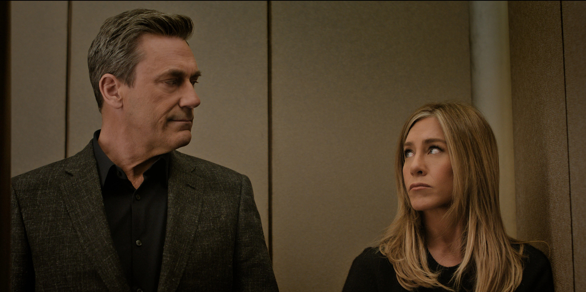 jon hamm and jennfier anniston in a scene from the morning show