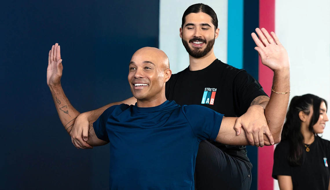 stretchlab flexologist perfoming an assisted chest stretch