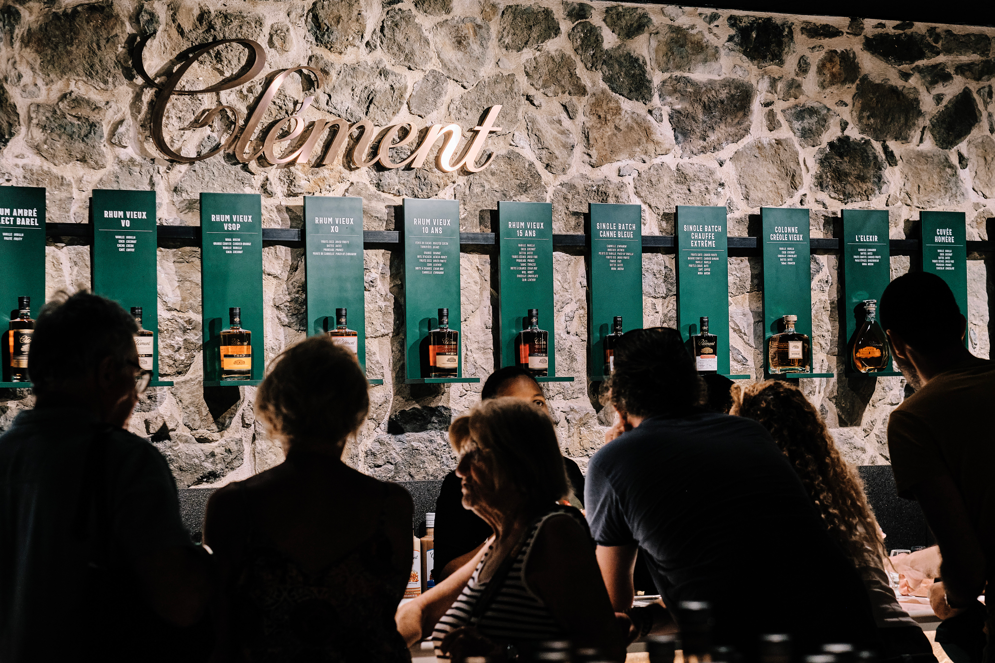 Varias personas disfrutan de una degustación de ron en Habitation Clément en Martinica