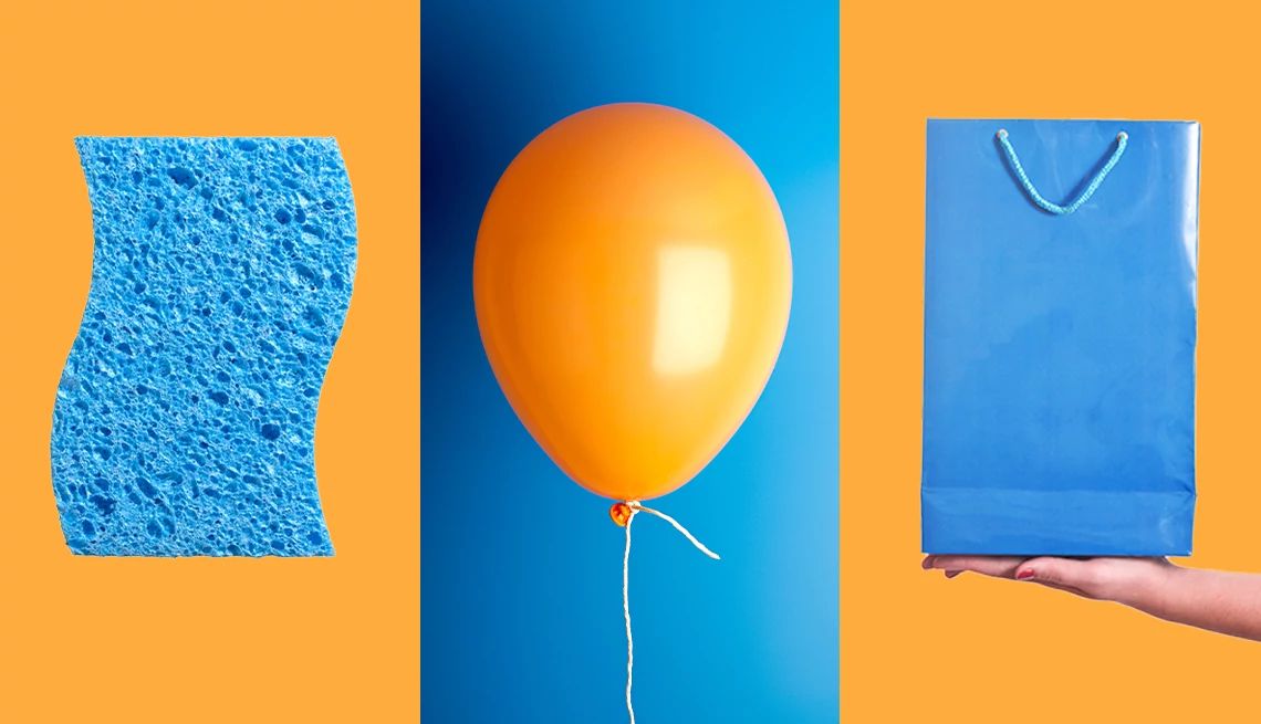 una imagen azul y naranja que muestra artículos típicos de las tiendas de un dólar, como una esponja, un globo y una bolsa de regalo