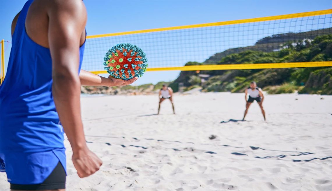 ¿Subirán casos de COVID en verano por nueva cepa? Personas jugando voleibol en la playa bajo el sol