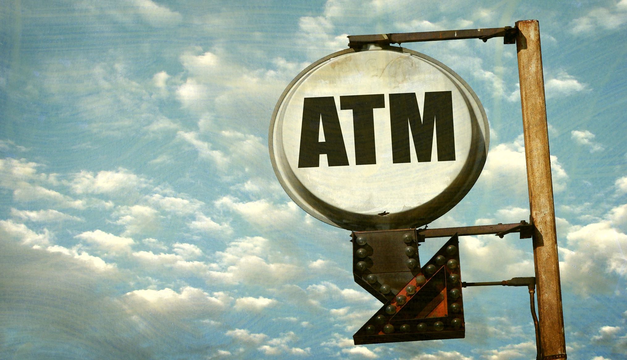 Cómo evitar los cargos bancarios un cartel antiguo de cajero automático