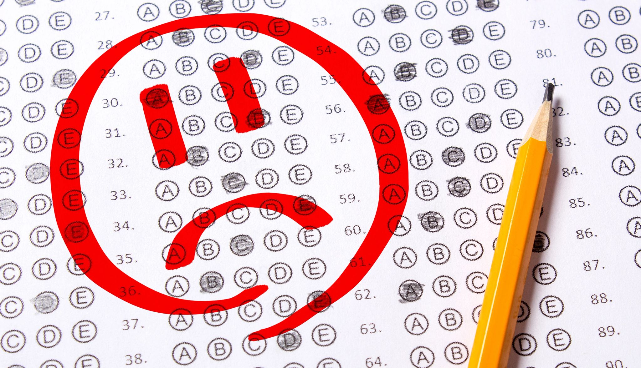 ¿Pasarías un examen de jubilación? una cara con el ceño fruncido en una hoja de prueba con un lápiz
