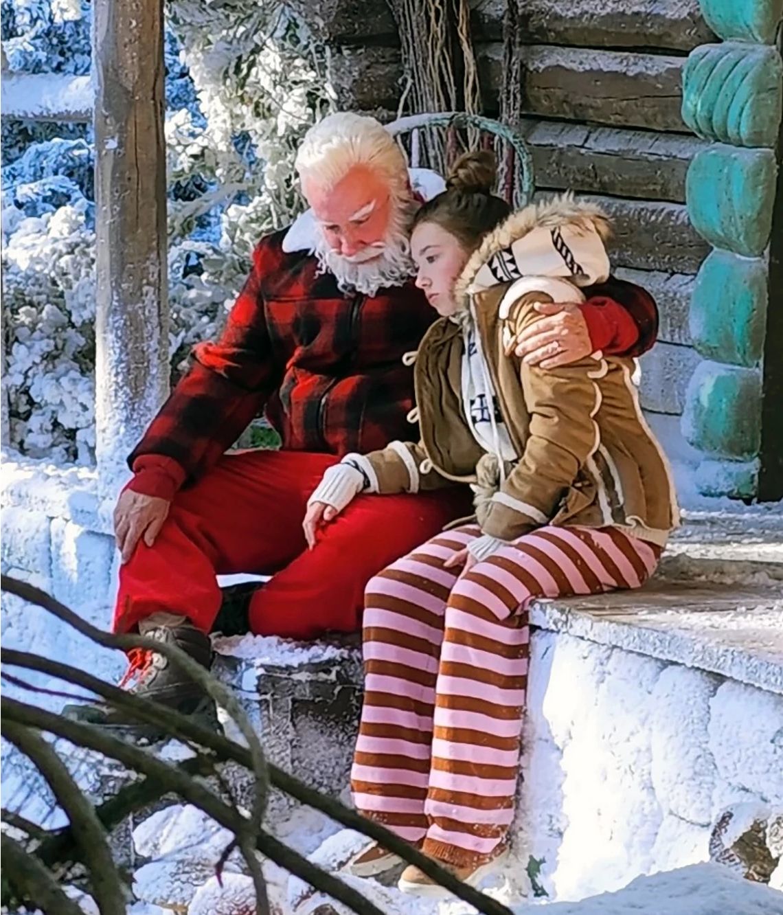 Tim Allen’s Dad Guide A photo shows Tim Allen hugging his daughter Elizabeth on the set of “The Santa Clauses.”
