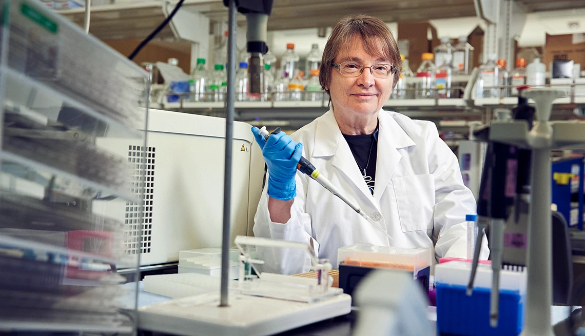 Linda Van Eldik en su laboratorio