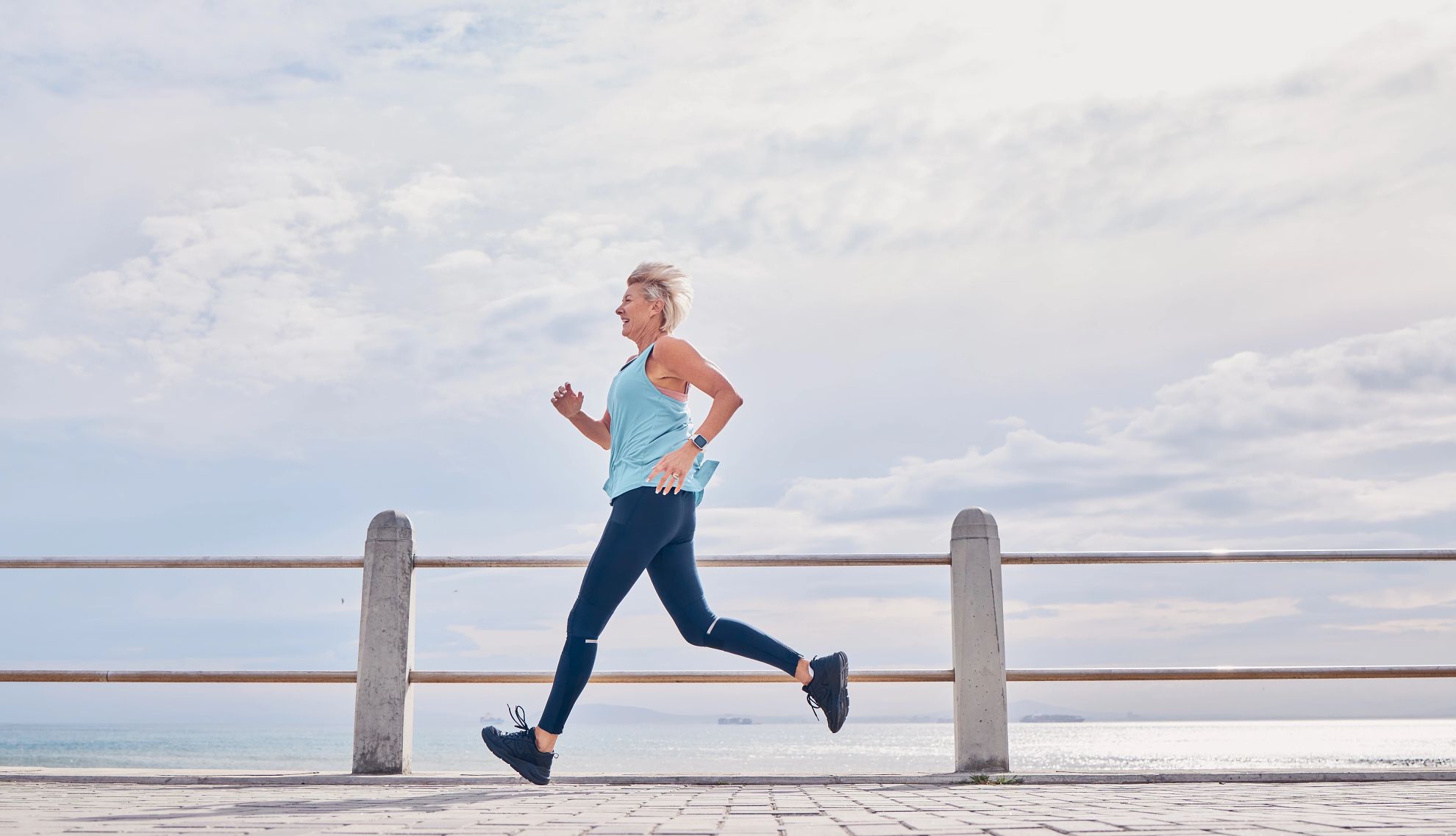 una mujer corriendo