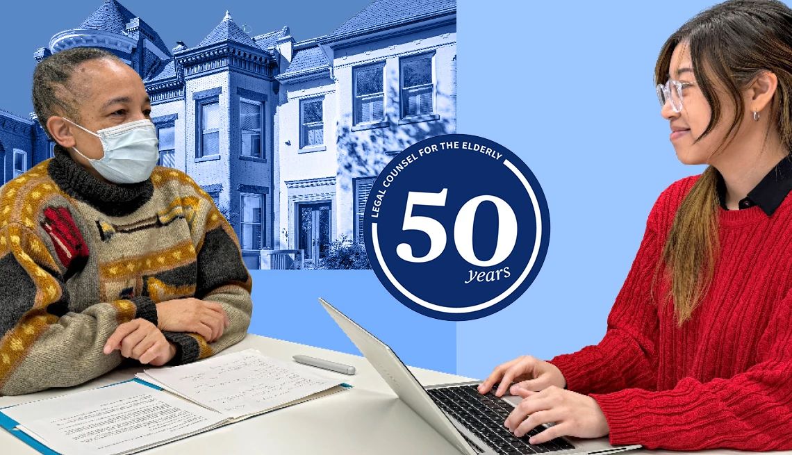 50 años de lucha por los adultos mayores una mujer con su computadora sentada en frente de otra